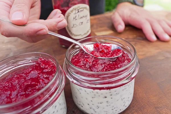 Budino di chia al cocco con confettura di lamponi