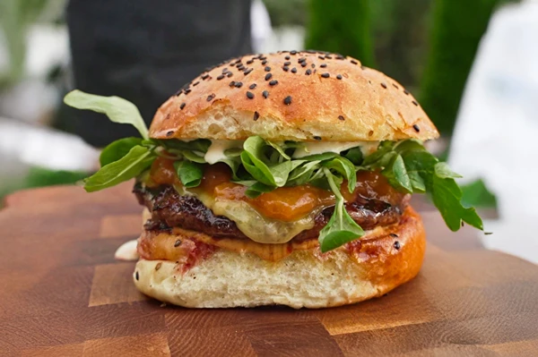 Burger con confettura di pesche – prova questo abbinamento