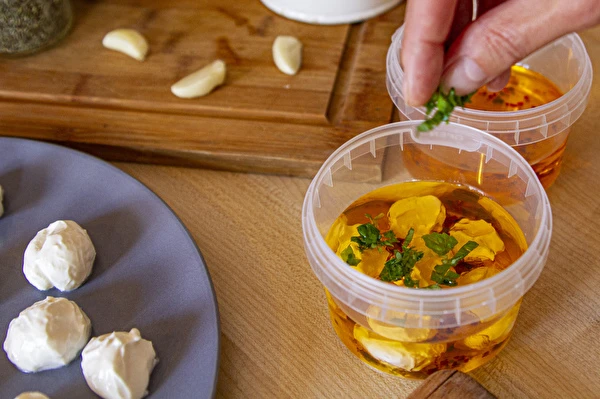 Ciliegine di yogurt in olio con erbe e spezie