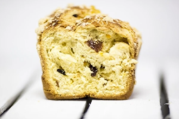 Dolce lievitato fatto in casa con crumble
