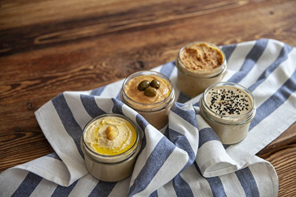 Hummus in tante varianti di gusto