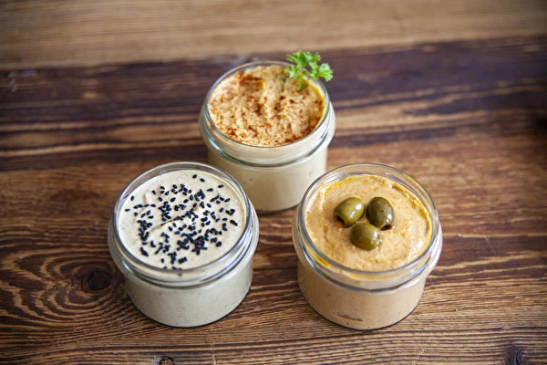 Hummus in tante varianti di gusto