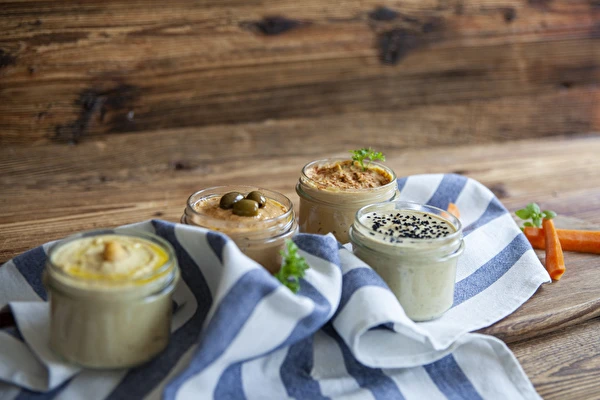 Hummus in tante varianti di gusto