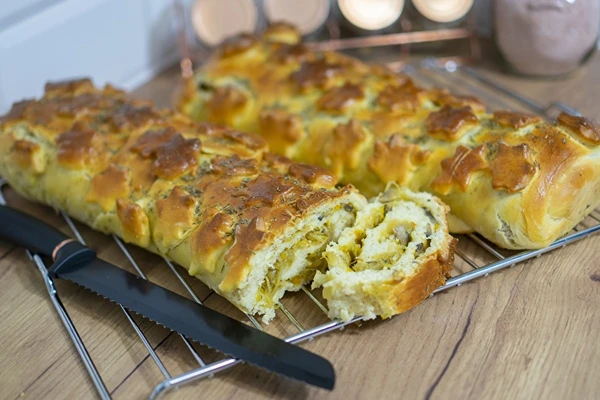 Kulebiak di pasta lievitata con crauti e champignon