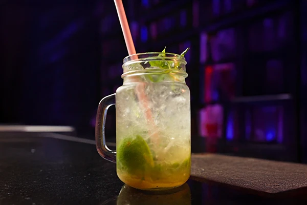 Nojito - drink analcolico e rinfrescante con lime e menta