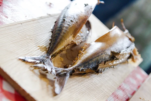 Sgombro affumicato fatto in casa in salamoia all'habanero