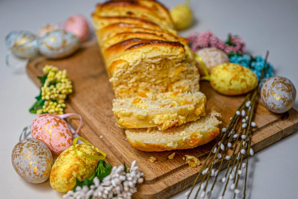 Treccia pasquale di pasta lievitata con formaggio e albicocche