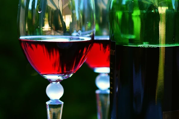 Vino casalingo di ciliegie e uva spina