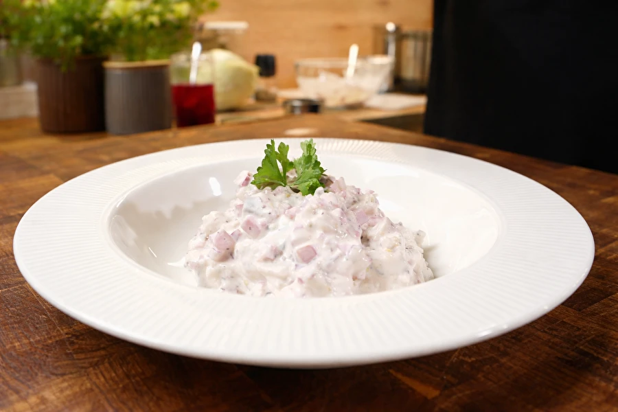 Aringhe con prugne fermentate e mela