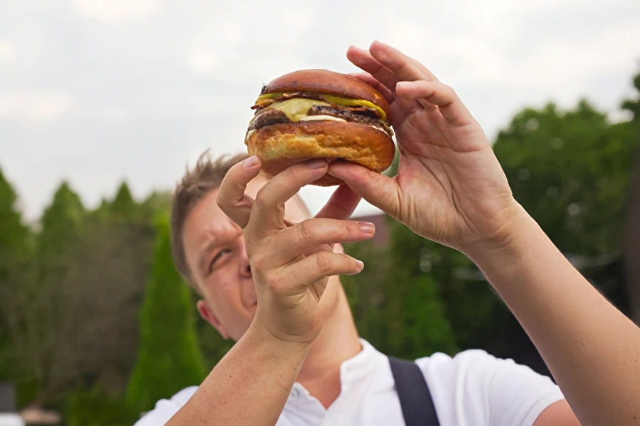 Browin Przepiśnik - Burger con ketchup di banana, bacon e maionese al whisky