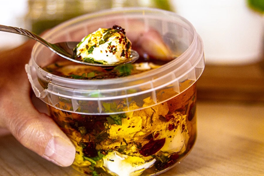 Browin Przepiśnik - Ciliegine di yogurt in olio con erbe e spezie
