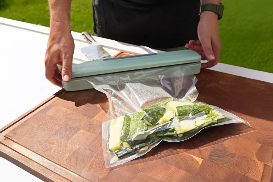 Zucchine in salamoia leggera fatte in casa - ricetta facile e veloce